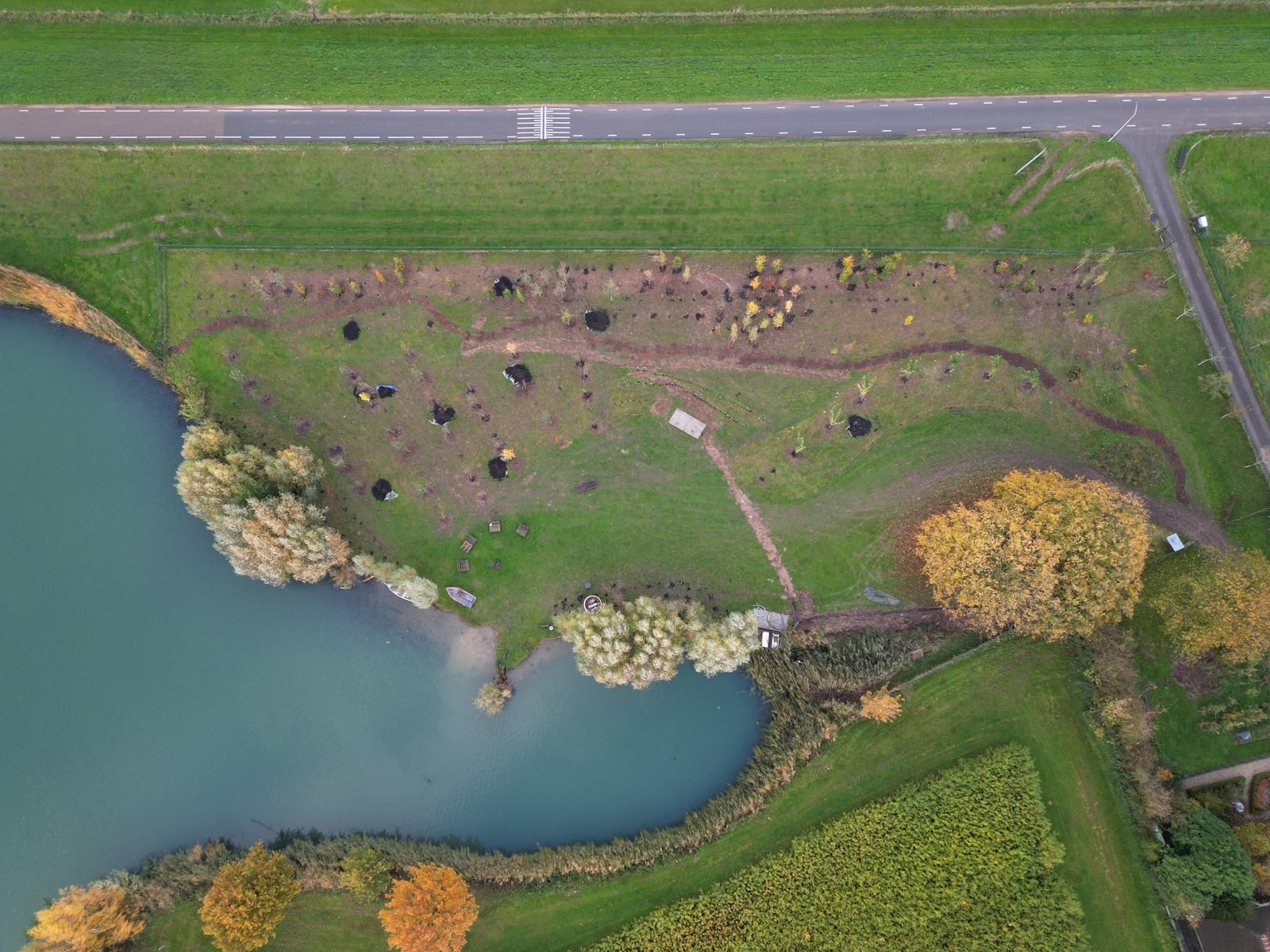 Luchtfoto van de tuinderij na aanplant, met paden en de kolk