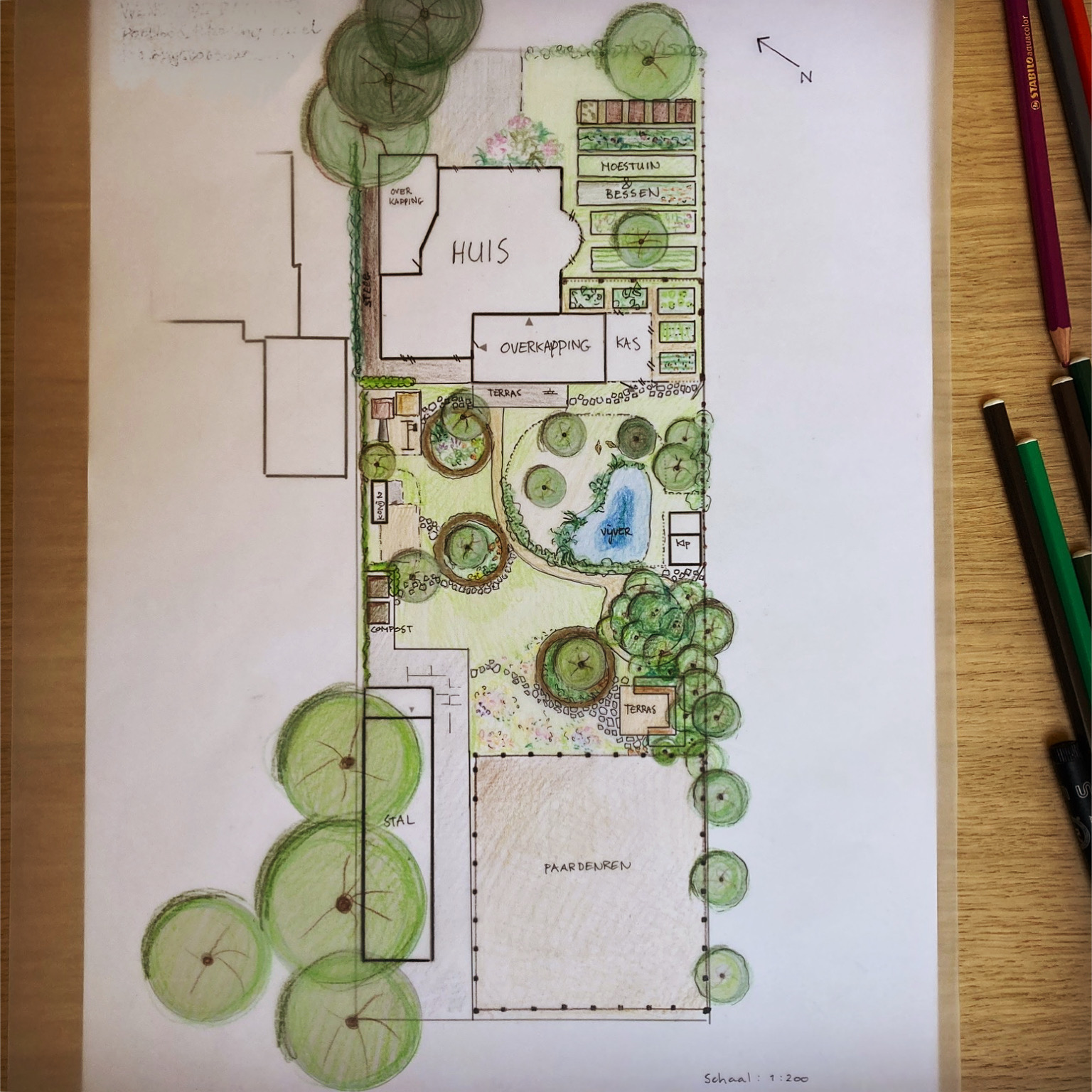 Handgetekend ontwerp met kleurpotlood van de achtertuin in Almere Hout met huis, kas, moestuin, vijver en paardenren