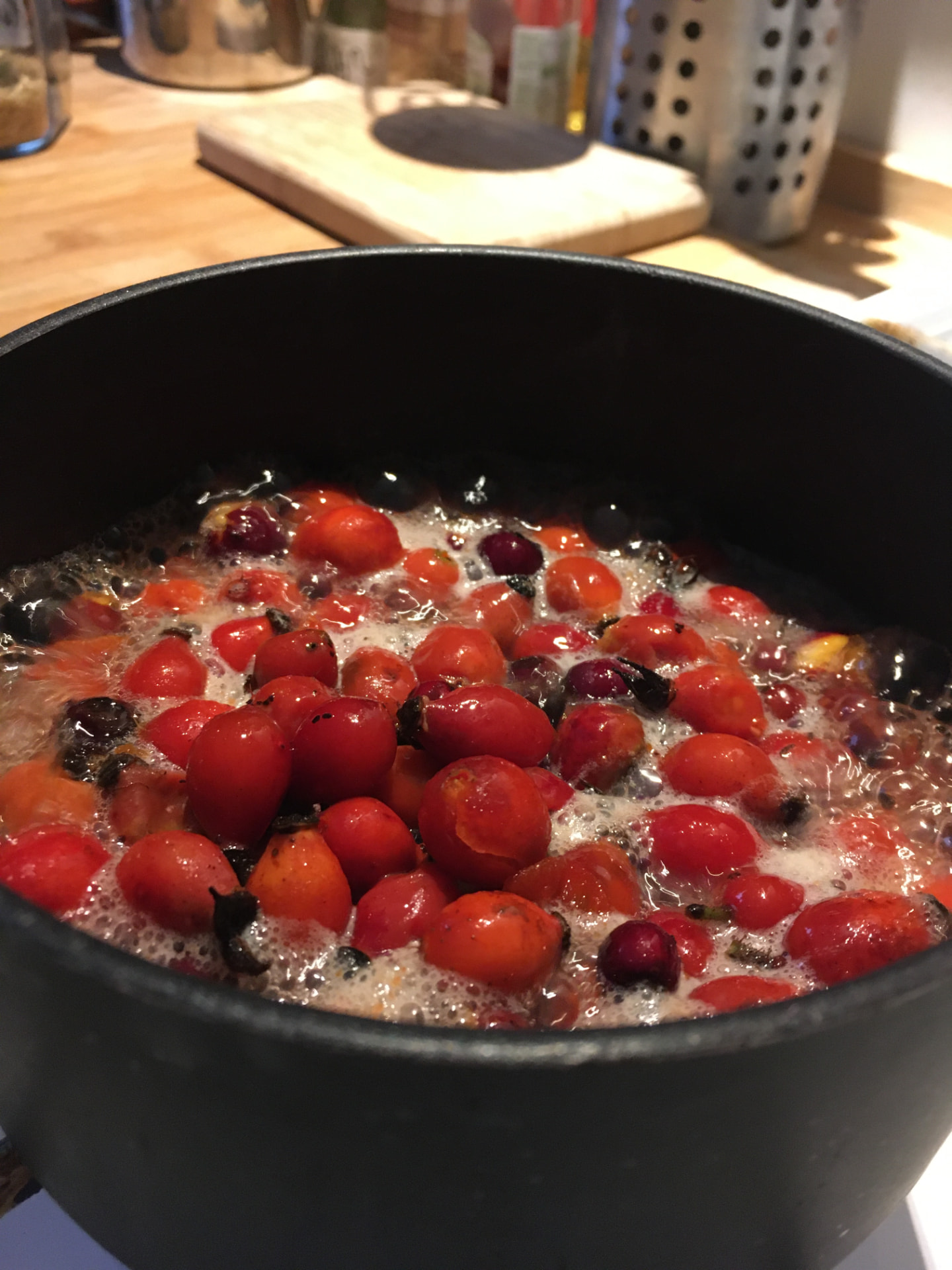 Kornoeljebessen en vlierbessen die inkoken in een pan
